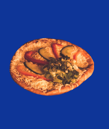 Belegter Lángos auf blauem Hintergrund