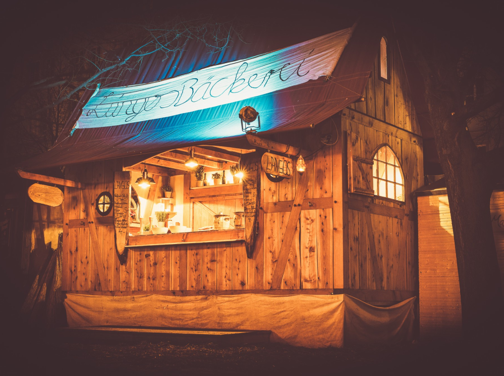 Der Verkaufswagen „Lángos Bäckerei“ bei Nacht
